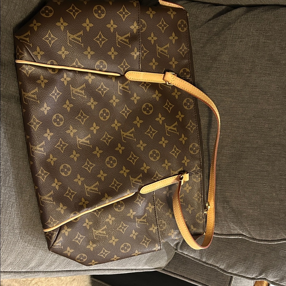 Louis Vuitton Brown and Gold Monogram Handbag. Totally MM bag
